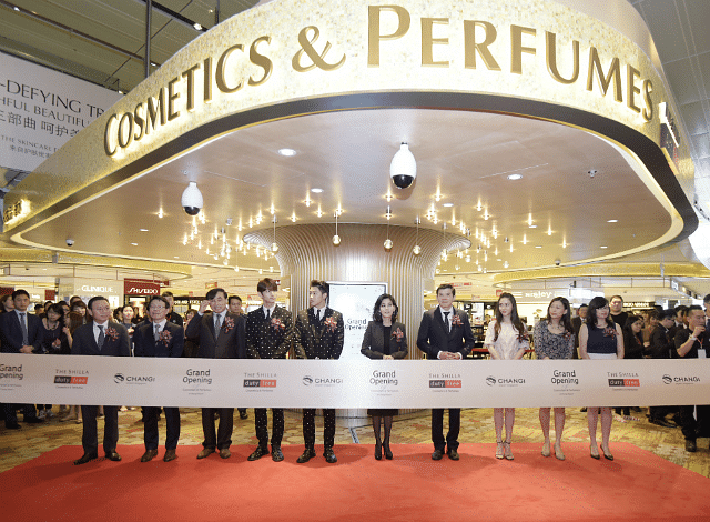 Ribbon cutting OMG TVXQ and Angelababy are in Singapore.png